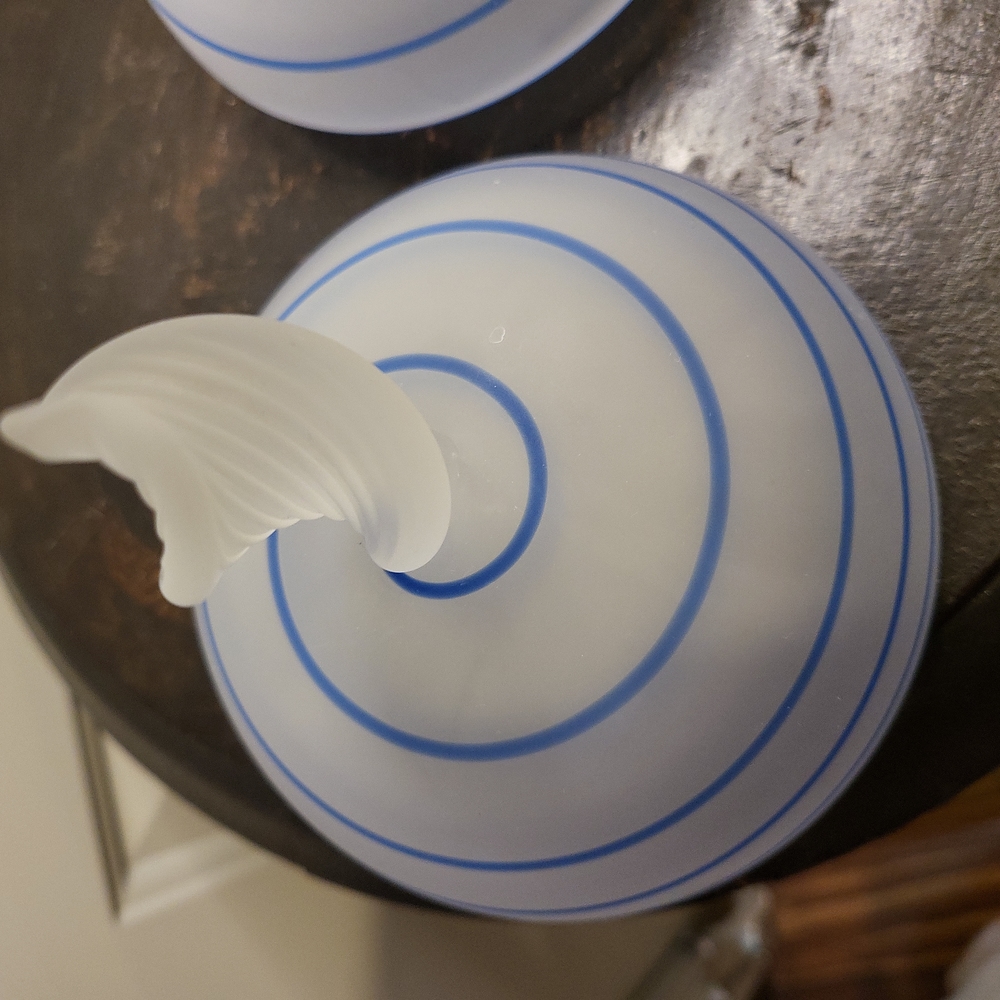 Vintage Empoli Swirl Frosted Bowl with Lid - Picture 9 of 12
